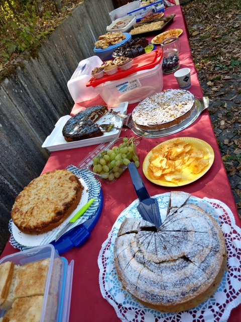 reichhaltiges Kuchenbuffett durch die Eltern